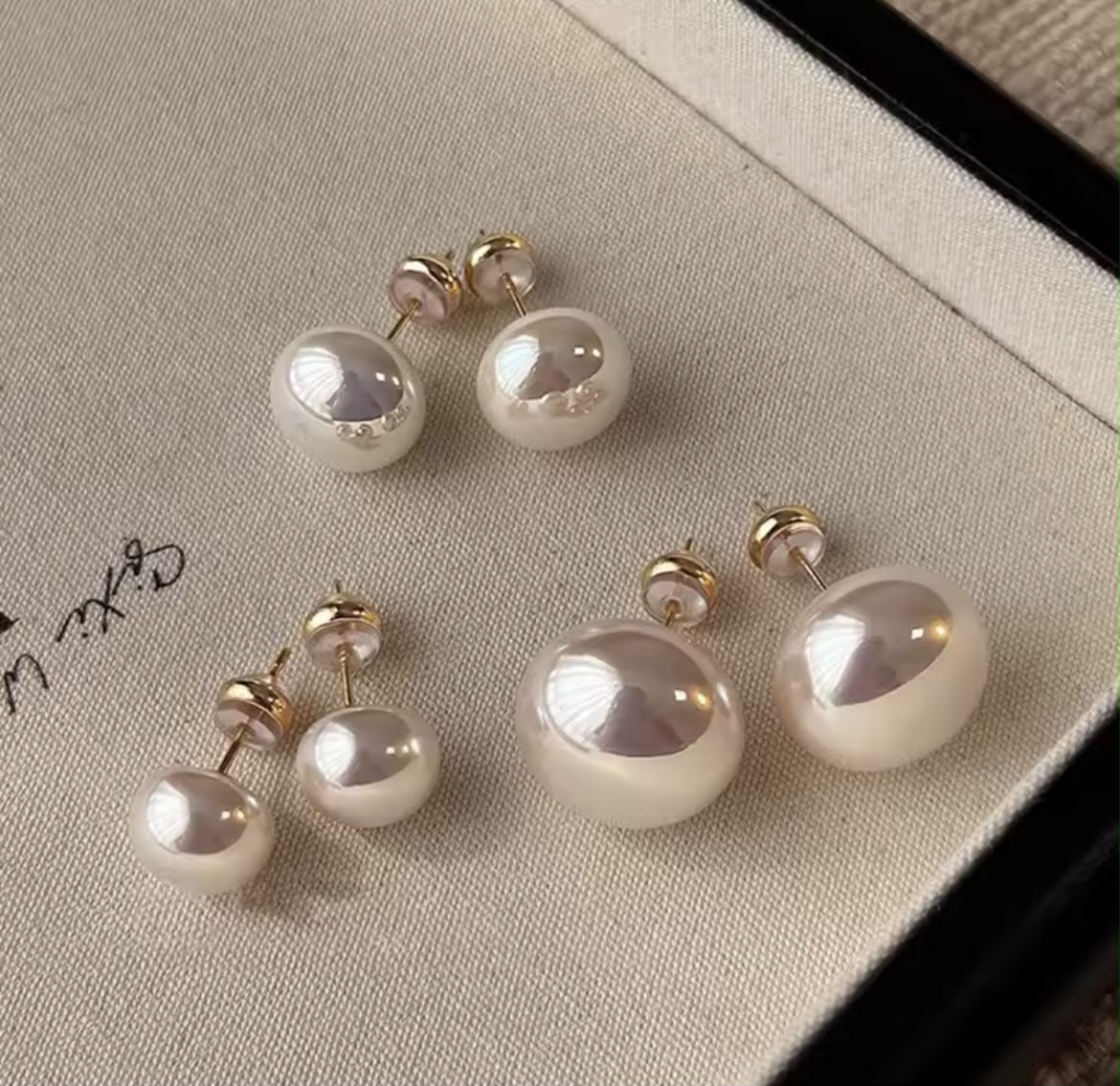 Pendiente de tuerca con perla blanca