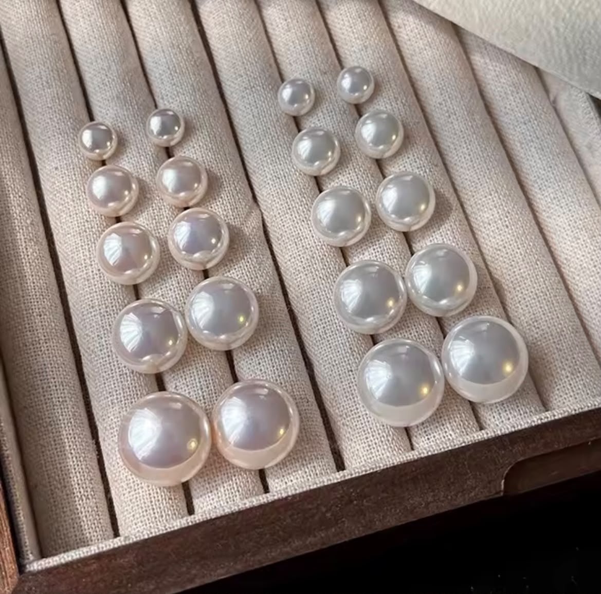 Pendiente de tuerca con perla blanca